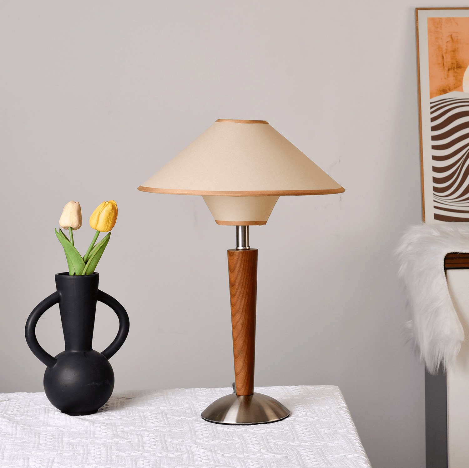 Houten Tafellamp met Stoffen Kap – Walnoot of Nikkel – Warm Modern Design – E26/E27 – Plug-in met Schakelaar | Sansoti