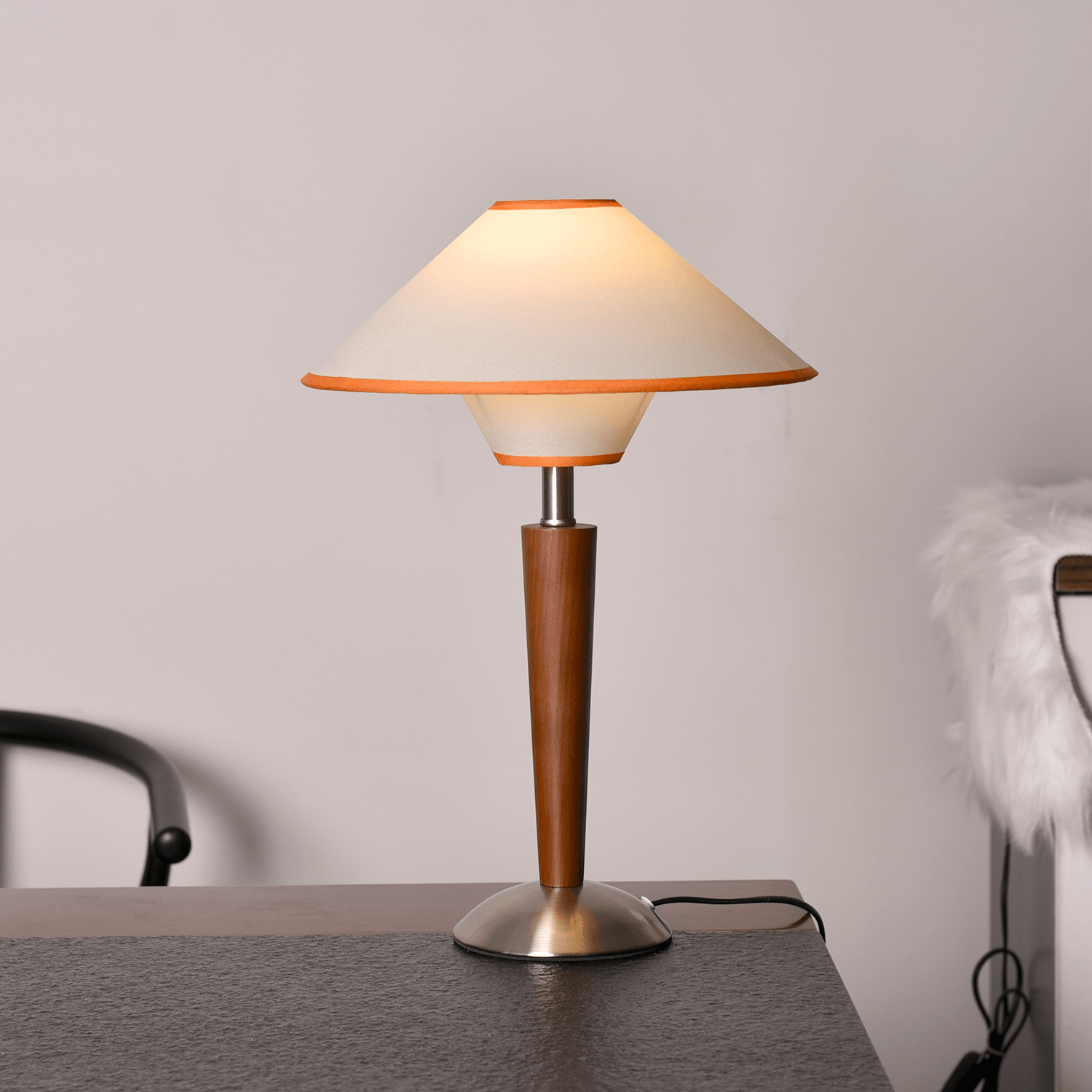 Houten Tafellamp met Stoffen Kap – Walnoot of Nikkel – Warm Modern Design – E26/E27 – Plug-in met Schakelaar | Sansoti