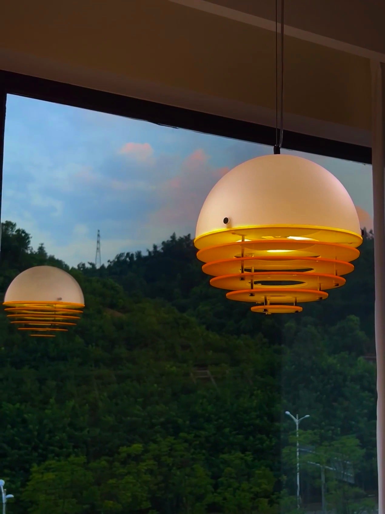 Stijlvolle Hanglamp Bauhaus Design Oranje-Wit Sfeerverlichting voor Moderne Interieurs | Sansoti