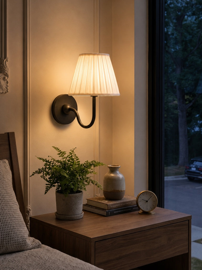 Wandlamp met Geplisseerde Stoffen Kap – Klassieke Verlichting voor Slaapkamer en Woonkamer | Sansoti