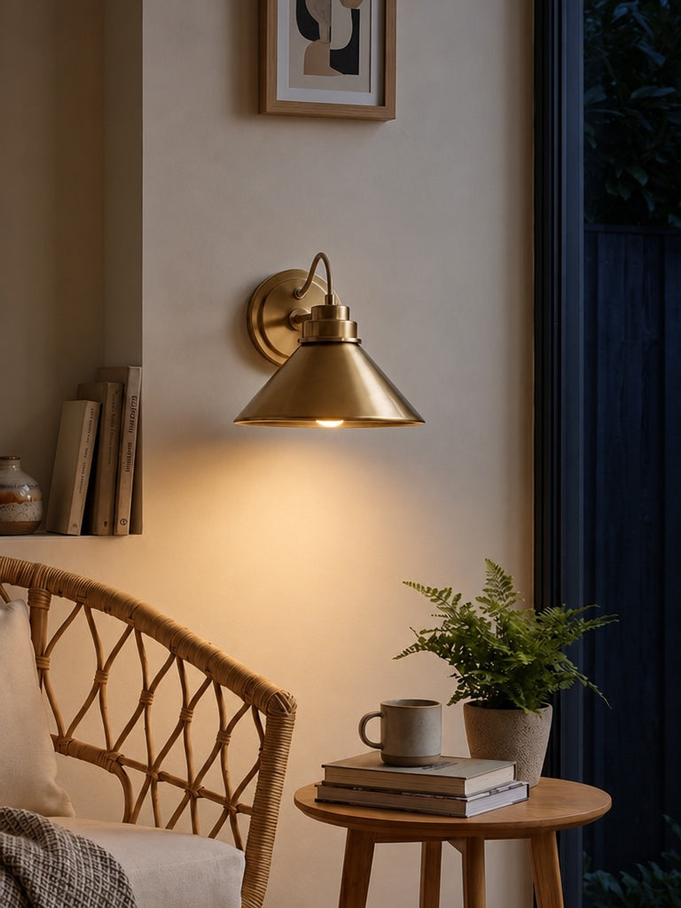 Globe Wandlamp met Gebogen Arm – Moderne Industriële Verlichting voor Badkamer, Slaapkamer en Gang | Sansoti