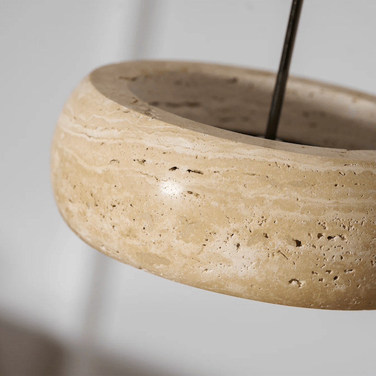 Travertin-Pendelleuchte in Donut-Form mit integrierter LED, warmweiß, dimmbar, Naturstein-Design, stimmungsvolle Beleuchtung | Sansoti