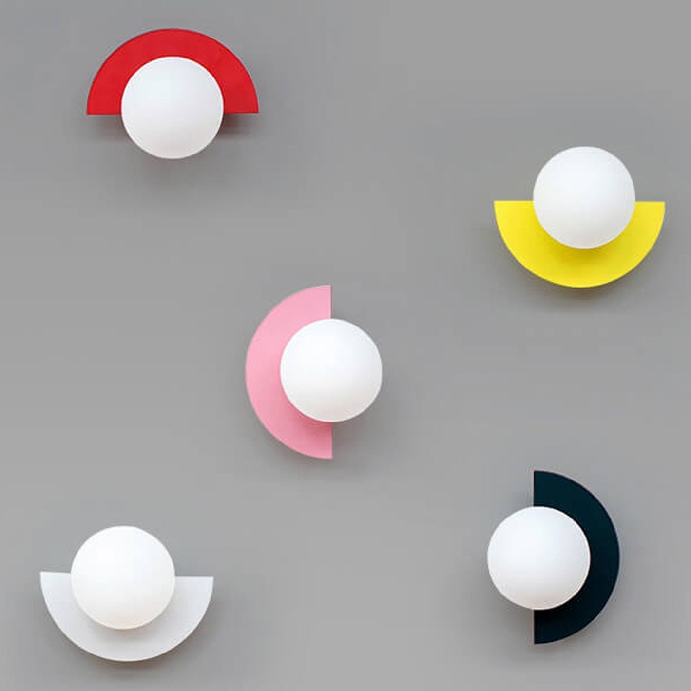 Applique murale semi-circulaire avec boule colorée, design moderne, éclairage décoratif pour salon, chambre et couloir | Sansoti
