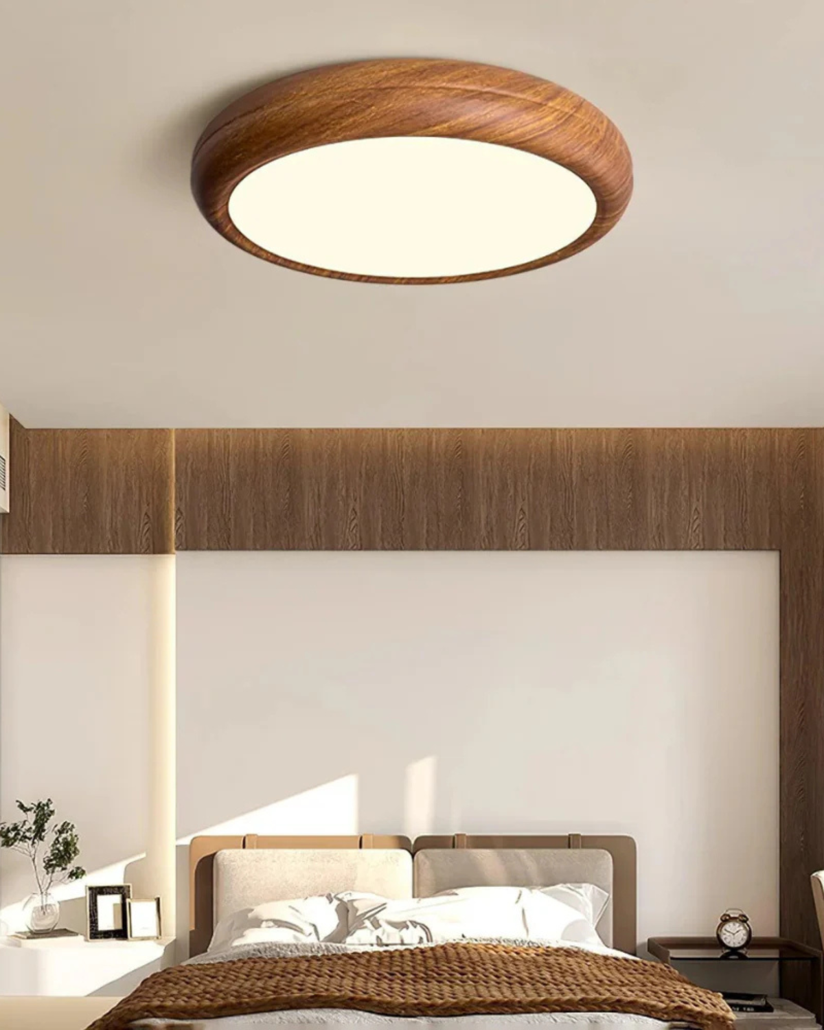 Ronde houten plafondlamp met warm diffuus licht voor serene woonruimtes | Sansoti