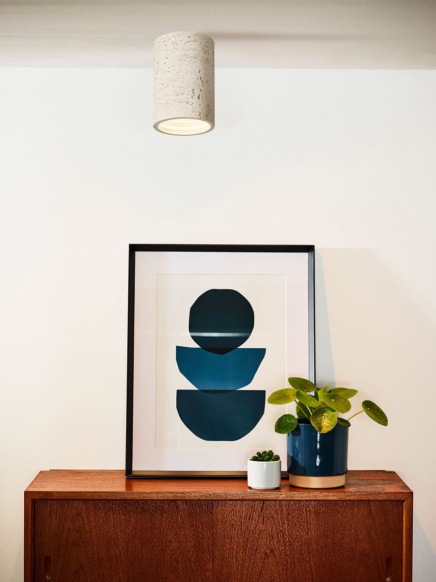 Cilindrische plafondlamp van travertijn – LED verlichting voor moderne interieurs | Sansoti