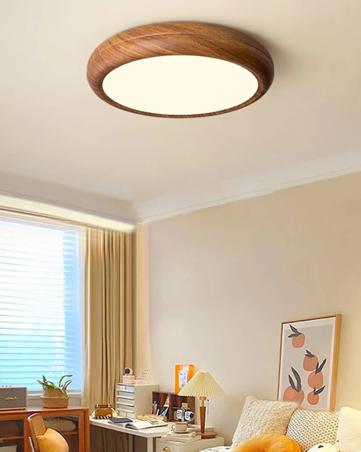 Ronde houten plafondlamp met warm diffuus licht voor serene woonruimtes | Sansoti