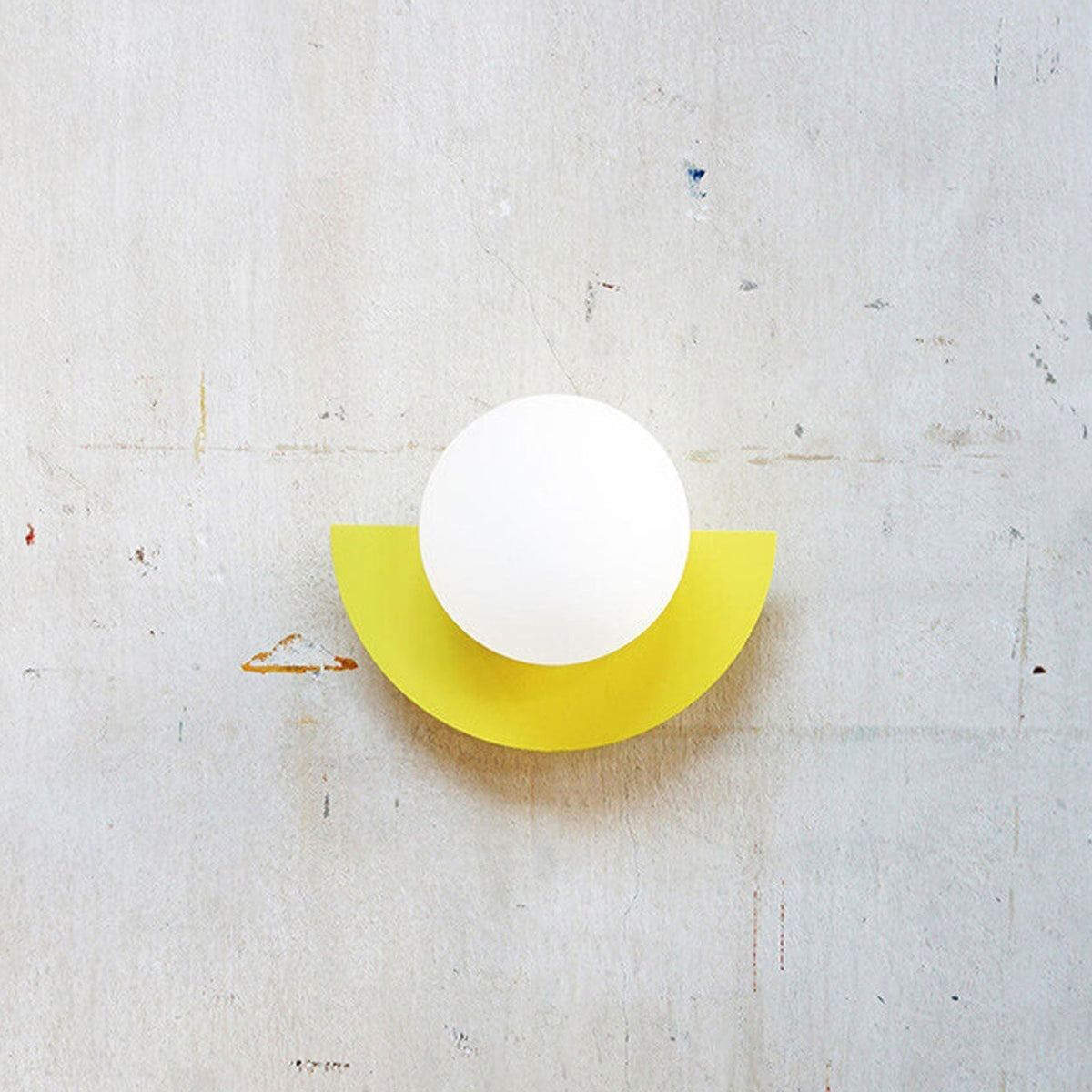 Applique murale semi-circulaire avec boule colorée, design moderne, éclairage décoratif pour salon, chambre et couloir | Sansoti