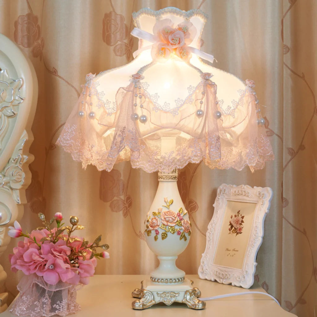 Romantische Tafellamp met Stoffen Kap en Parels – Elegante Decoratieve Nachtlamp met Kant en Rozenmotief – Klassieke Vintage Sfeerlamp voor Slaapkamer en Woonkamer | Sansoti