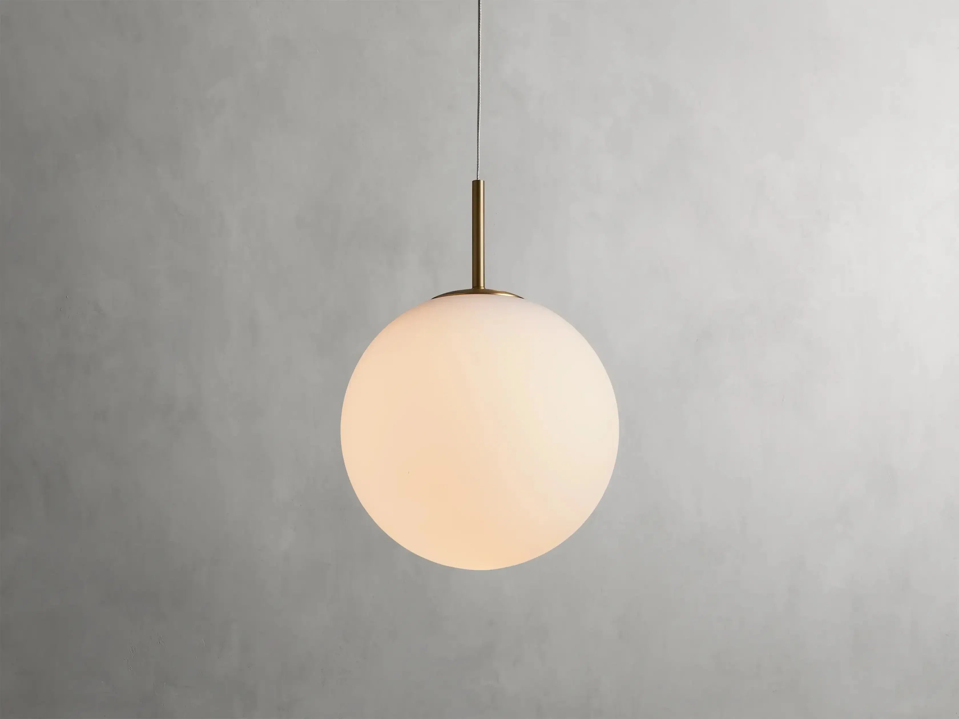 Szklana lampa wisząca ze zintegrowanym oświetleniem LED, wykończenie mosiężne, regulowana, designerska, do jadalni i salonu | Sansoti
