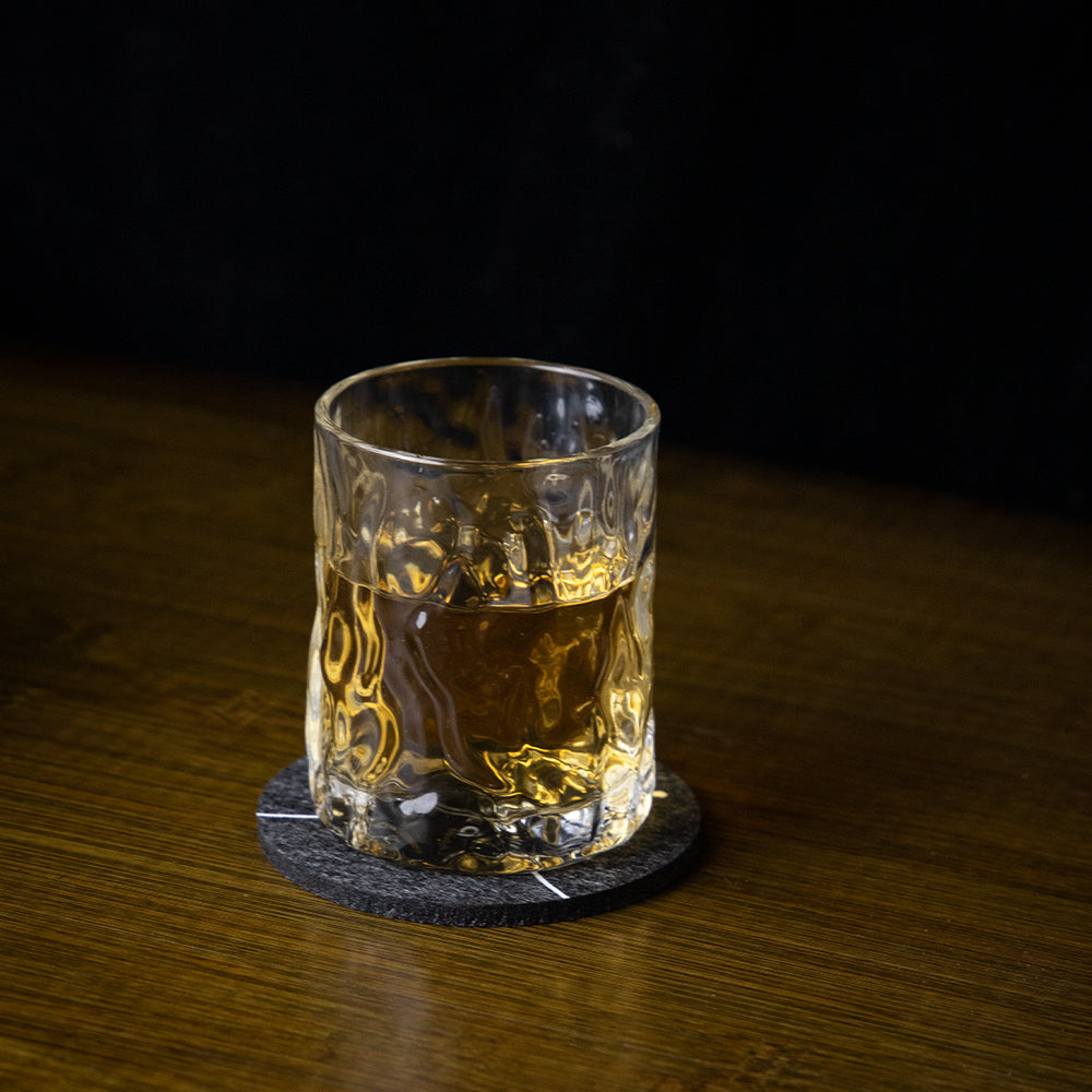 Handgemaakt Whiskeyglas met Golvend Reliëf 210ml Hittebestendig Glas voor Whisky Cocktails Spirits Premium Drinkglas Japans Design Zeegolf Patroon Cadeau Whiskyliefhebber Houten Verpakking | Sansoti