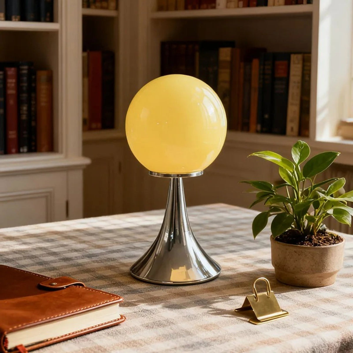 Tischleuchte mit Glaskugel und Metallfuß, Ambientebeleuchtung, Nachttisch, Schlafzimmer, Weiß, Orange, Rosa, Creme, Design | Sansoti