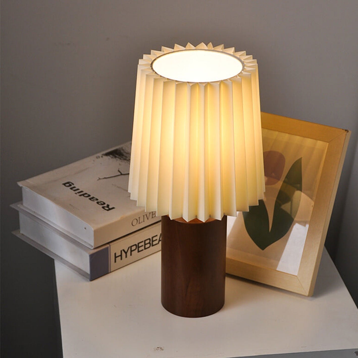 Lampe de table avec abat-jour plissé et pied en bois, style vintage, intensité réglable, lumière d’ambiance, table de chevet, lampe de lecture pour salon, design rétro | Sansoti