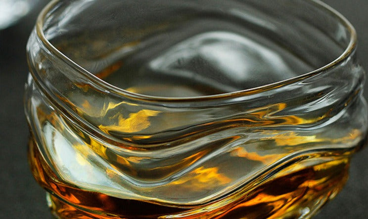 Japans Whiskyglas met Golvende Kristal Textuur 255ml Handgemaakt Premium Barware voor Spiritusproevers en Whiskyliefhebbers Luxe Drinkglas met Houten Kist Oceaanontwerp Kristalglas | Sansoti