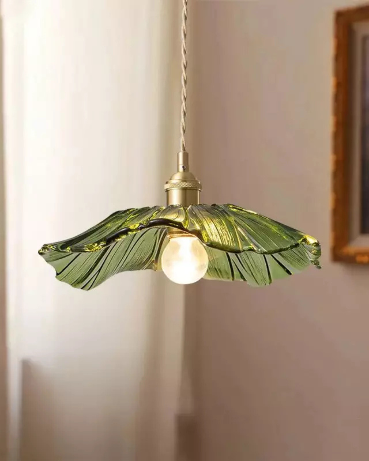 Sculpturale glazen hanglamp met messing fitting en warm licht – artistieke design plafondlamp voor eetkamer en woonkamer | Sansoti