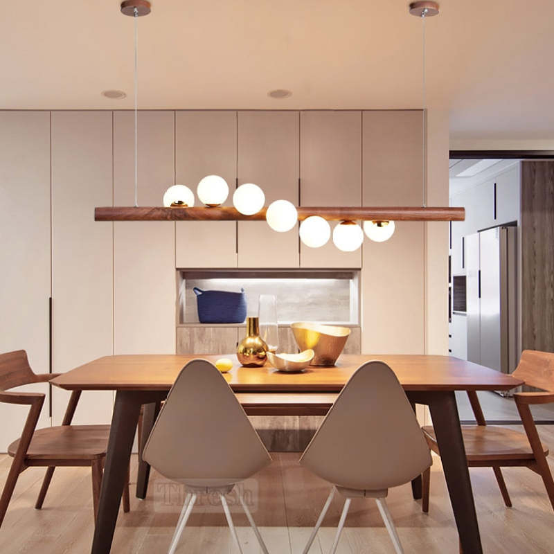 Hängeleuchte Glaskugel mit Deckenbefestigung aus Holz in warmem Walnusston - elegante Ambientebeleuchtung für das Wohnzimmer | Sansoti