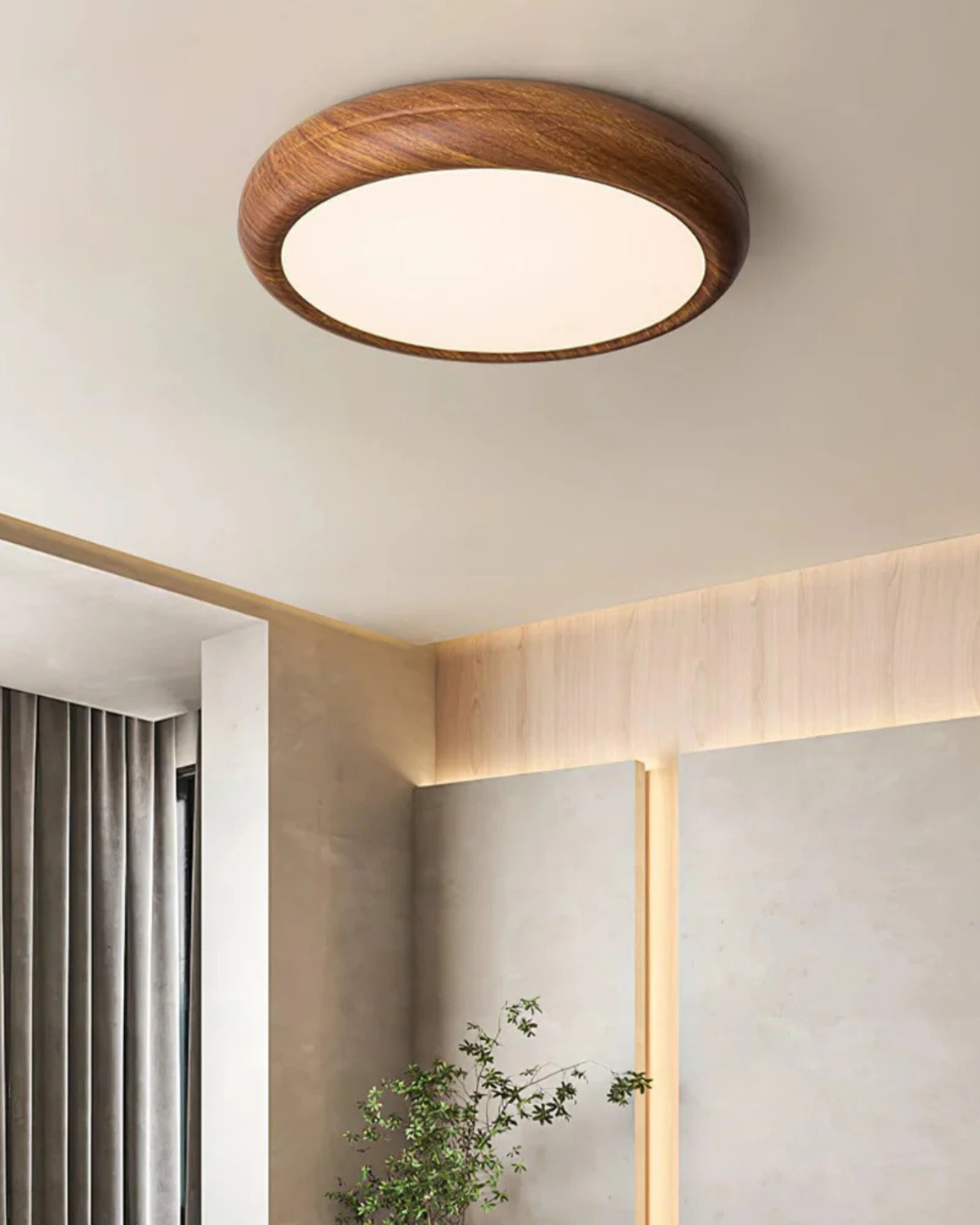 Ronde houten plafondlamp met warm diffuus licht voor serene woonruimtes | Sansoti