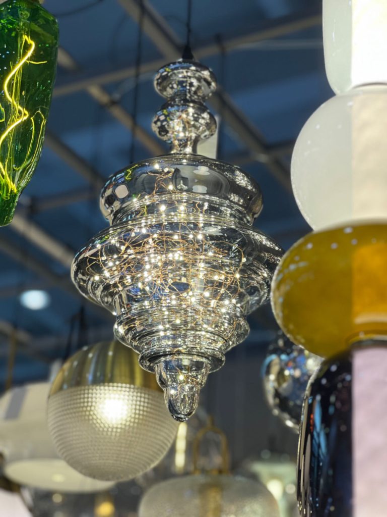 Grijze glazen hanglamp met sterrenhemel-effect voor eetkamer, bar of keukeneiland | Sansoti