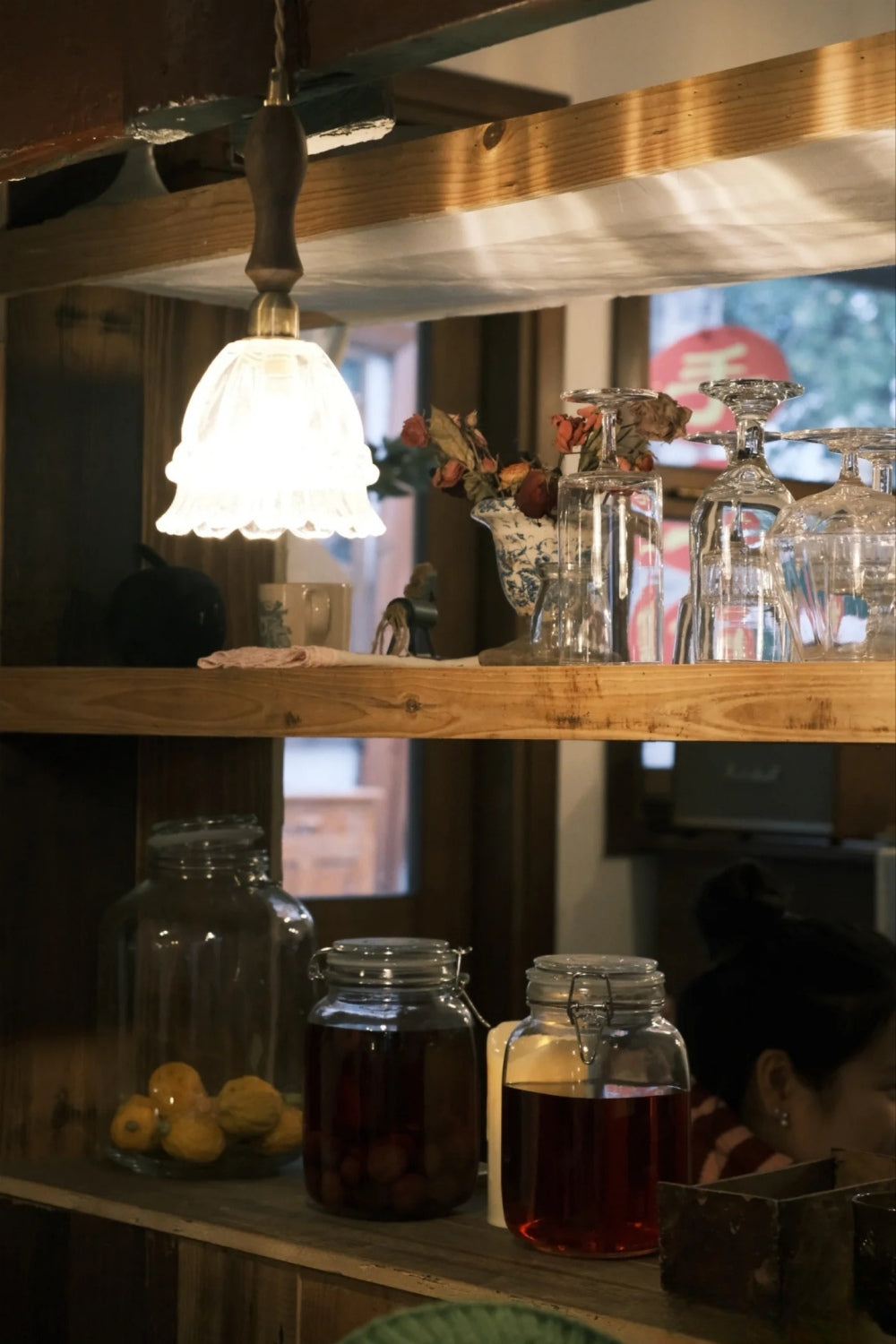 Franse Landelijke Hanglamp Glazen Kap Kwallen Design Transparant of Amber met Walnoot Greep Sfeerverlichting Eetkamer Elegante Plafondlamp | Sansoti