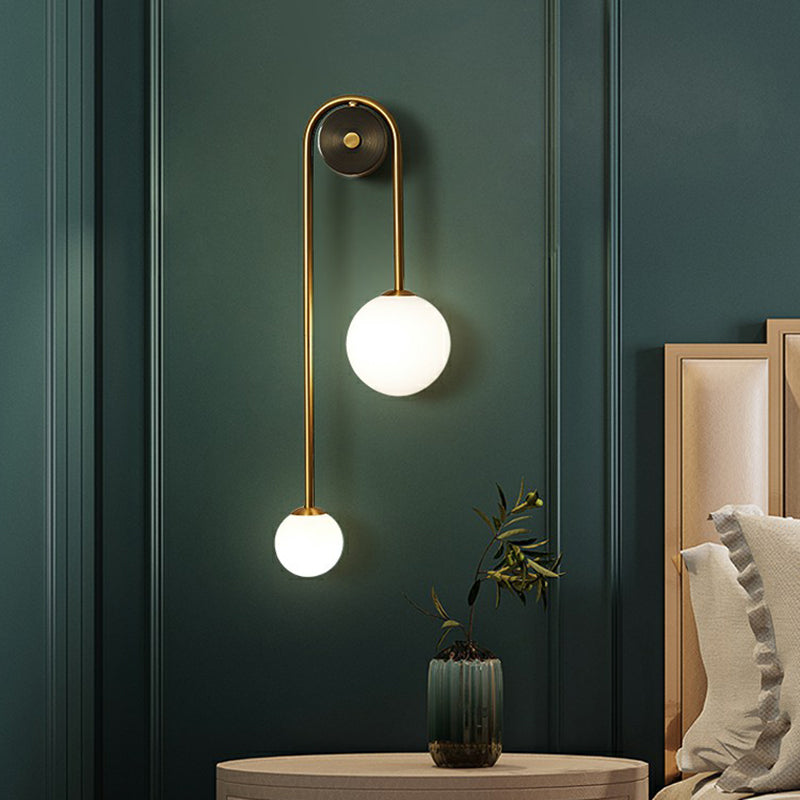 Postmoderne Wandlamp met Dubbele Glazen Bollen – Gebogen Arc Design Messing | Sansoti