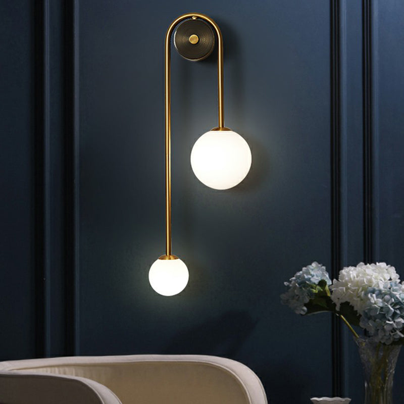 Postmoderne Wandlamp met Dubbele Glazen Bollen – Gebogen Arc Design Messing | Sansoti