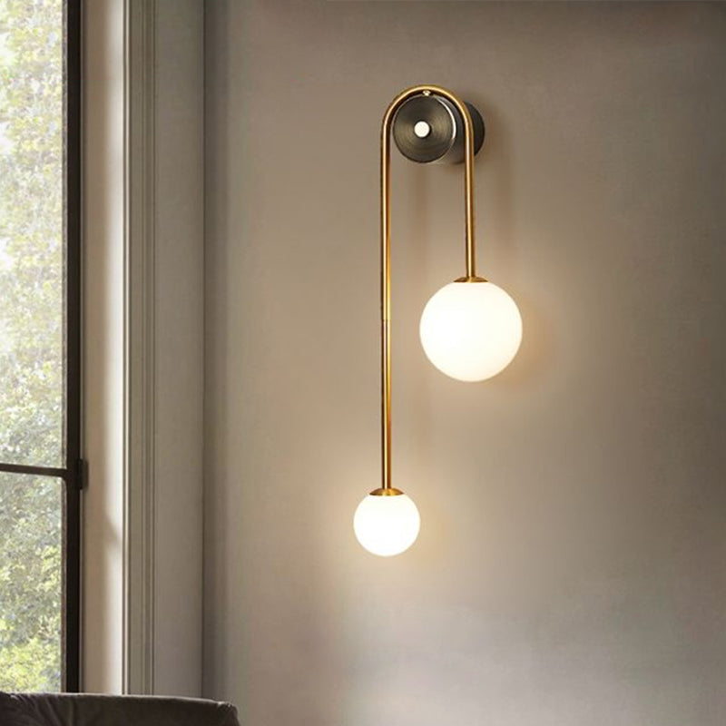Postmoderne Wandlamp met Dubbele Glazen Bollen – Gebogen Arc Design Messing | Sansoti