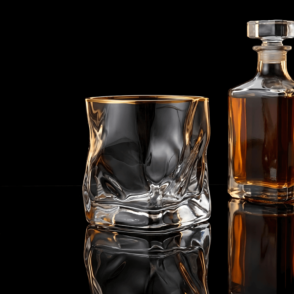 Japanisches Kristall-Whiskyglas mit goldfarbenem Akzent und Reliefstruktur - Premium-Trinkglas für Whisky, Cocktails und Spirituosen zu Hause | Sansoti