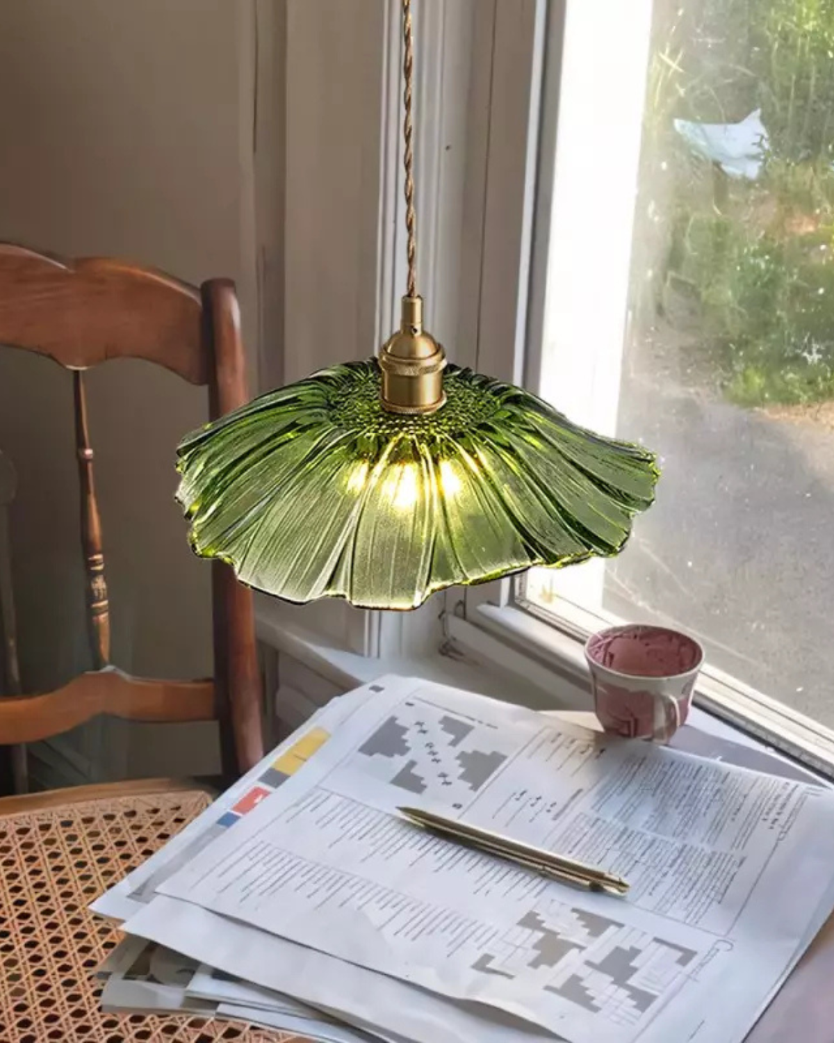 Sculpturale glazen hanglamp met messing fitting en warm licht – artistieke design plafondlamp voor eetkamer en woonkamer | Sansoti