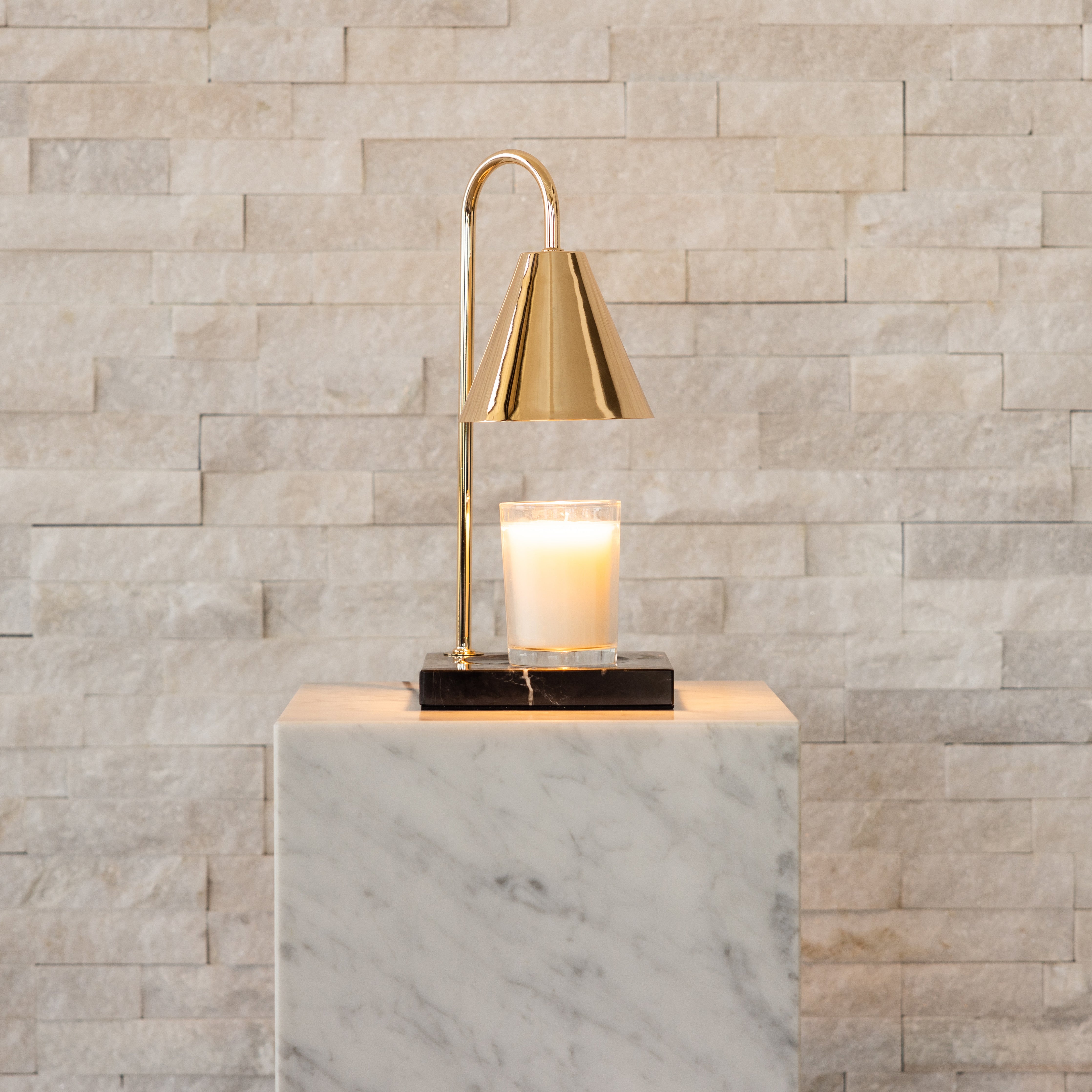 Luxuriöse Kerzenwärmerlampe mit zeitlosem Marmor-Finish und flammenloser Wärme | Restfield