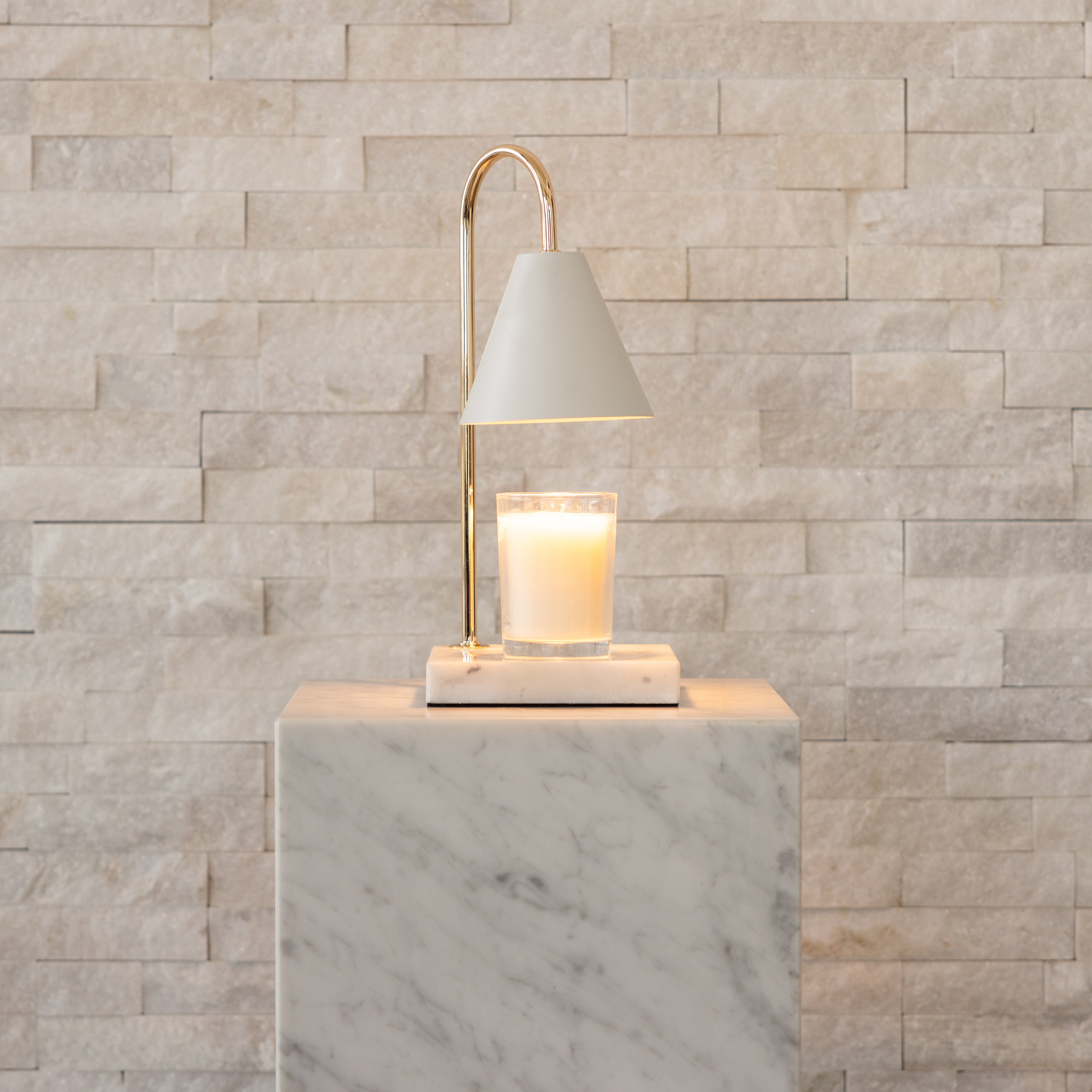 Luxuriöse Kerzenwärmerlampe mit zeitlosem Marmor-Finish und flammenloser Wärme | Restfield