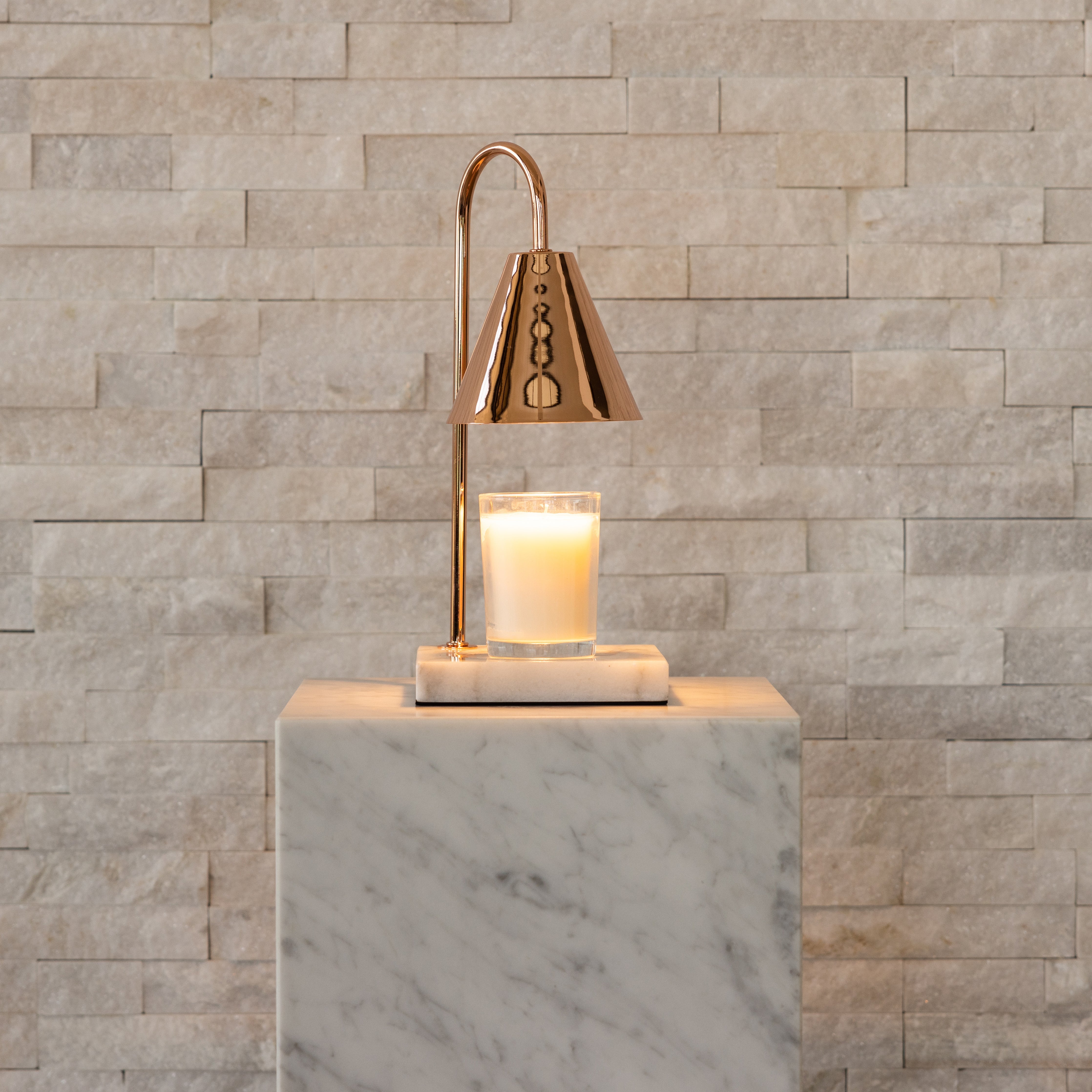 Luxuriöse Kerzenwärmerlampe mit zeitlosem Marmor-Finish und flammenloser Wärme | Restfield
