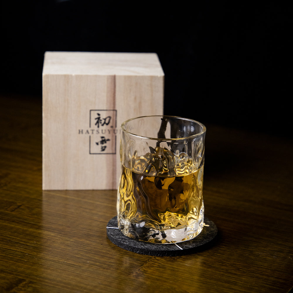 Handgemaakt Whiskeyglas met Golvend Reliëf 210ml Hittebestendig Glas voor Whisky Cocktails Spirits Premium Drinkglas Japans Design Zeegolf Patroon Cadeau Whiskyliefhebber Houten Verpakking | Sansoti