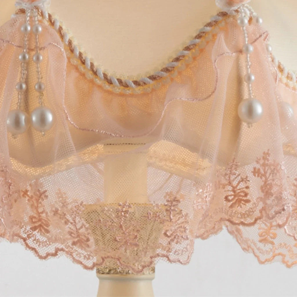 Romantische Tafellamp met Stoffen Kap en Parels – Elegante Decoratieve Nachtlamp met Kant en Rozenmotief – Klassieke Vintage Sfeerlamp voor Slaapkamer en Woonkamer | Sansoti