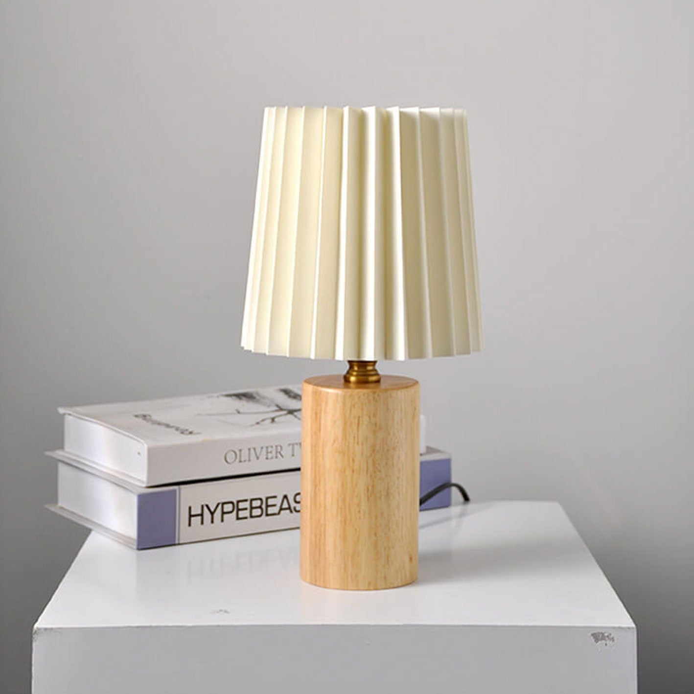 Lampe de table avec abat-jour plissé et pied en bois, style vintage, intensité réglable, lumière d’ambiance, table de chevet, lampe de lecture pour salon, design rétro | Sansoti