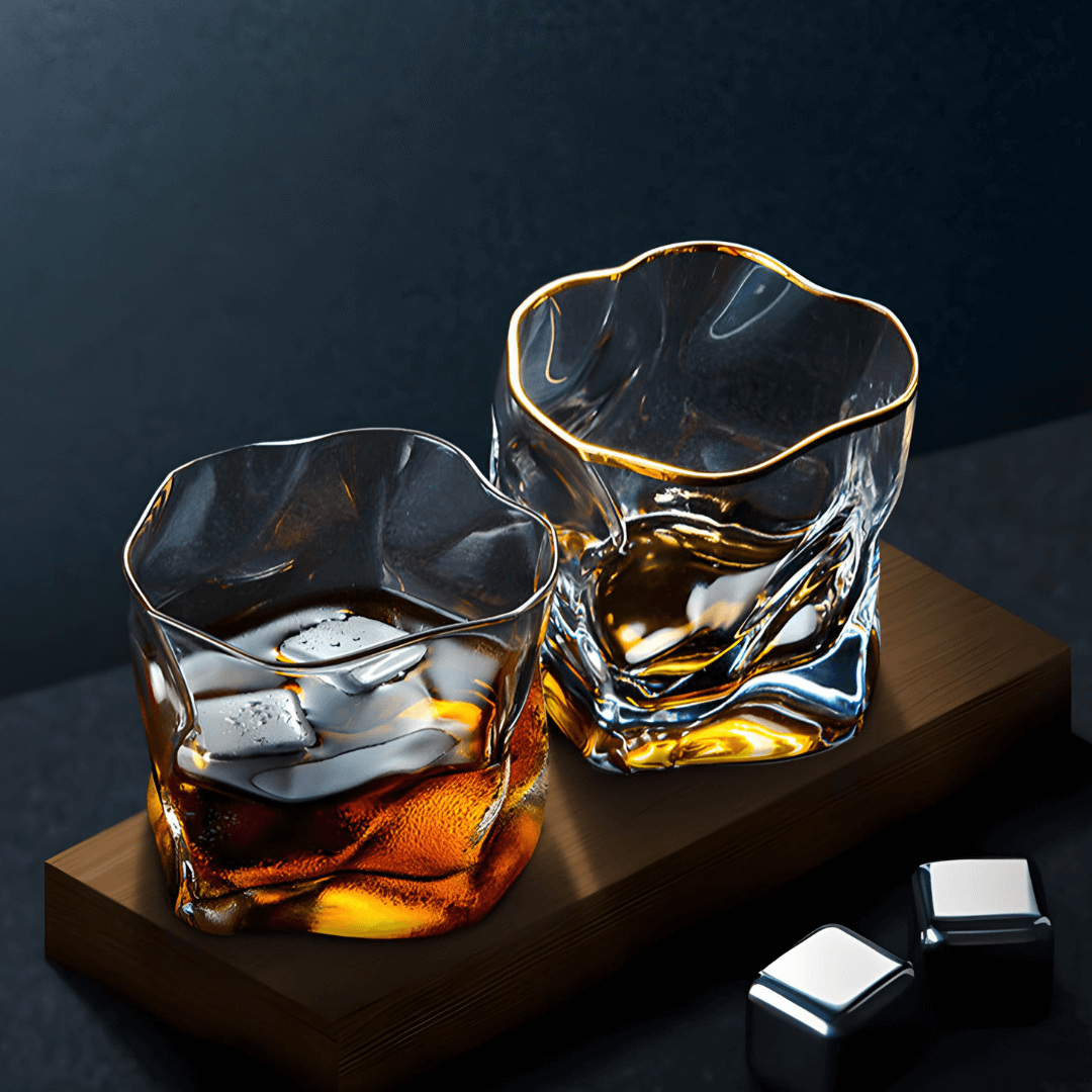 Japanisches Kristall-Whiskyglas mit goldfarbenem Akzent und Reliefstruktur - Premium-Trinkglas für Whisky, Cocktails und Spirituosen zu Hause | Sansoti
