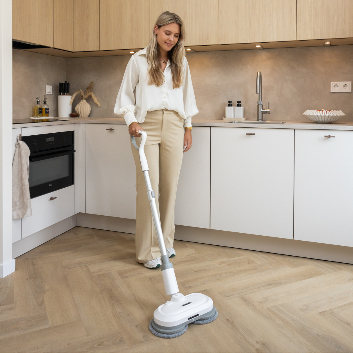 Elektrische Dweilsysteem Oplaadbaar met Sprayfunctie Wasbare Microfiber Pads voor Vloerreiniging Tegels | Sansoti