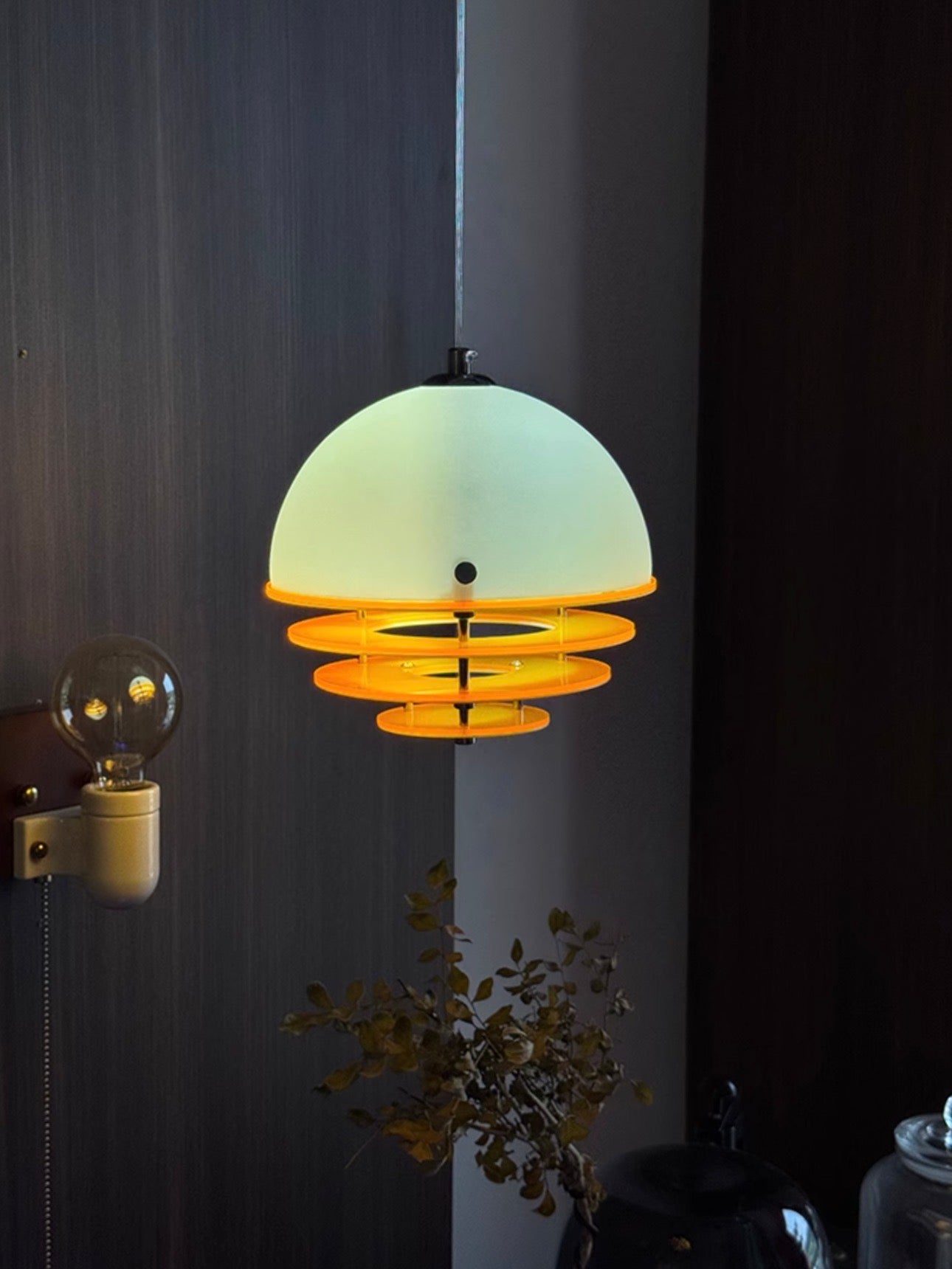 Stijlvolle Hanglamp Bauhaus Design Oranje-Wit Sfeerverlichting voor Moderne Interieurs | Sansoti