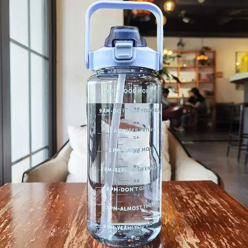 Trinkflasche 2 Liter mit Zeitmarkierungen und Strohhalm - BPA-freie Sportflasche für tägliche Flüssigkeitszufuhr und Sport | Sansoti