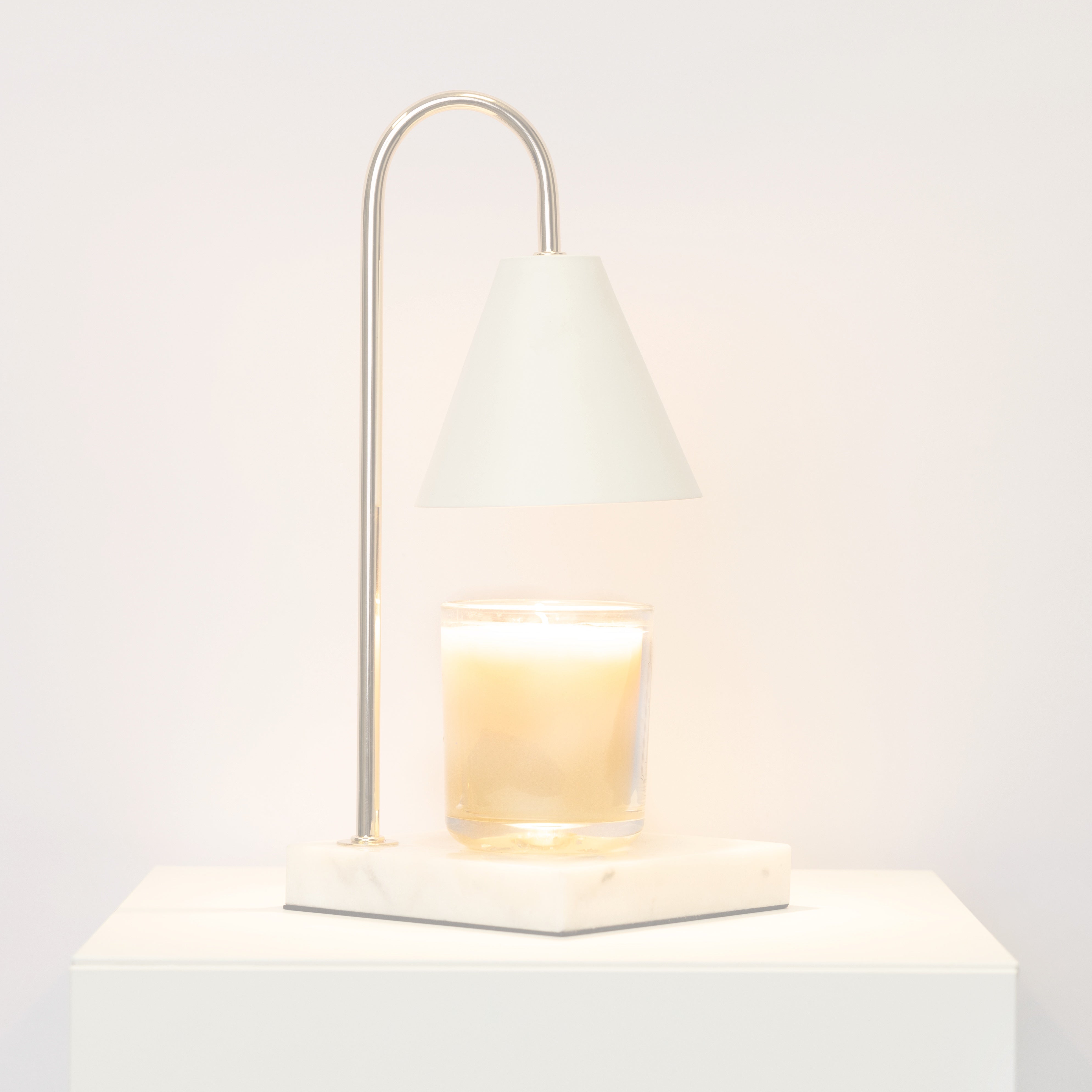 Luxuriöse Kerzenwärmerlampe mit zeitlosem Marmor-Finish und flammenloser Wärme | Restfield