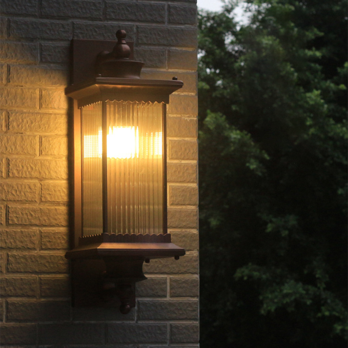 Buitenwandlamp met Geribbeld Glas en Zwart Metalen Behuizing – Klassieke Buitenverlichting voor Tuin, Entree en Terras | Sansoti