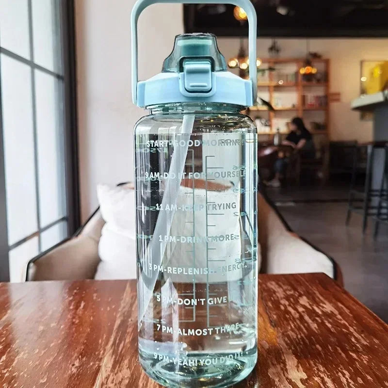Trinkflasche 2 Liter mit Zeitmarkierungen und Strohhalm - BPA-freie Sportflasche für tägliche Flüssigkeitszufuhr und Sport | Sansoti