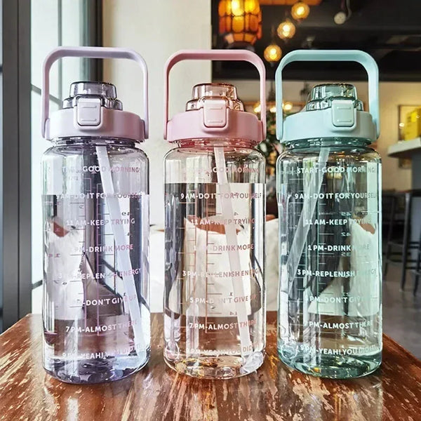 Trinkflasche 2 Liter mit Zeitmarkierungen und Strohhalm - BPA-freie Sportflasche für tägliche Flüssigkeitszufuhr und Sport | Sansoti