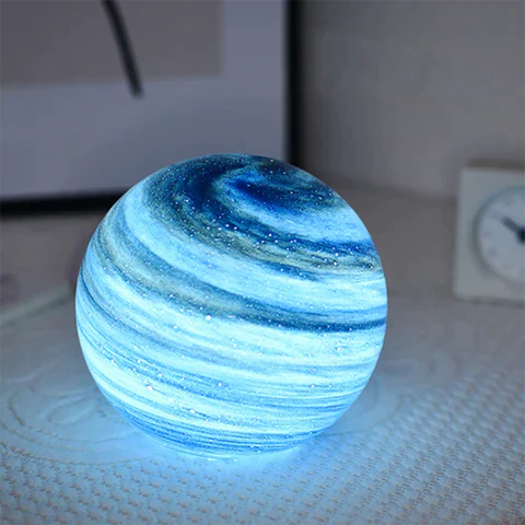 Gläserne Mondlampe mit kosmischem Design und stimmungsvoller Beleuchtung für Schlaf- und Wohnzimmer | Restfield