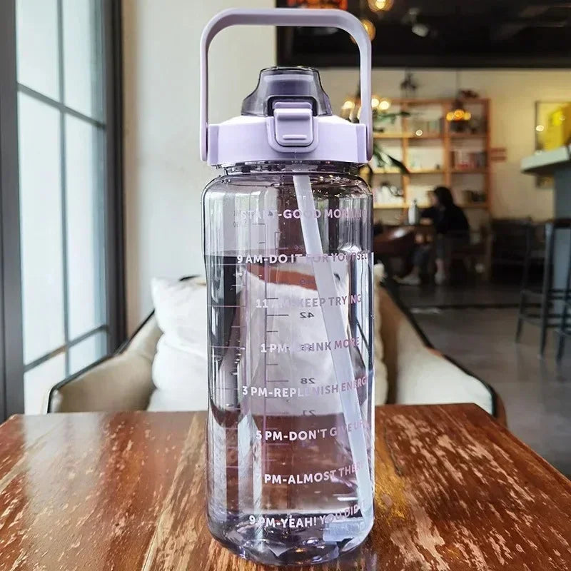Trinkflasche 2 Liter mit Zeitmarkierungen und Strohhalm - BPA-freie Sportflasche für tägliche Flüssigkeitszufuhr und Sport | Sansoti