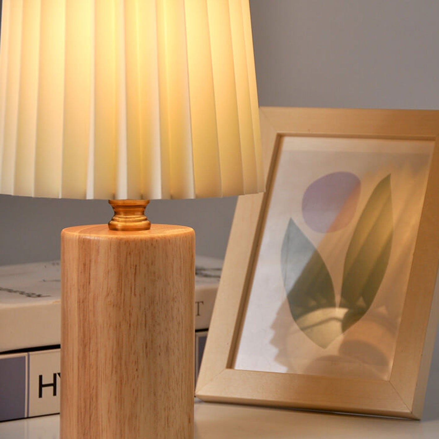 Lampe de table avec abat-jour plissé et pied en bois, style vintage, intensité réglable, lumière d’ambiance, table de chevet, lampe de lecture pour salon, design rétro | Sansoti