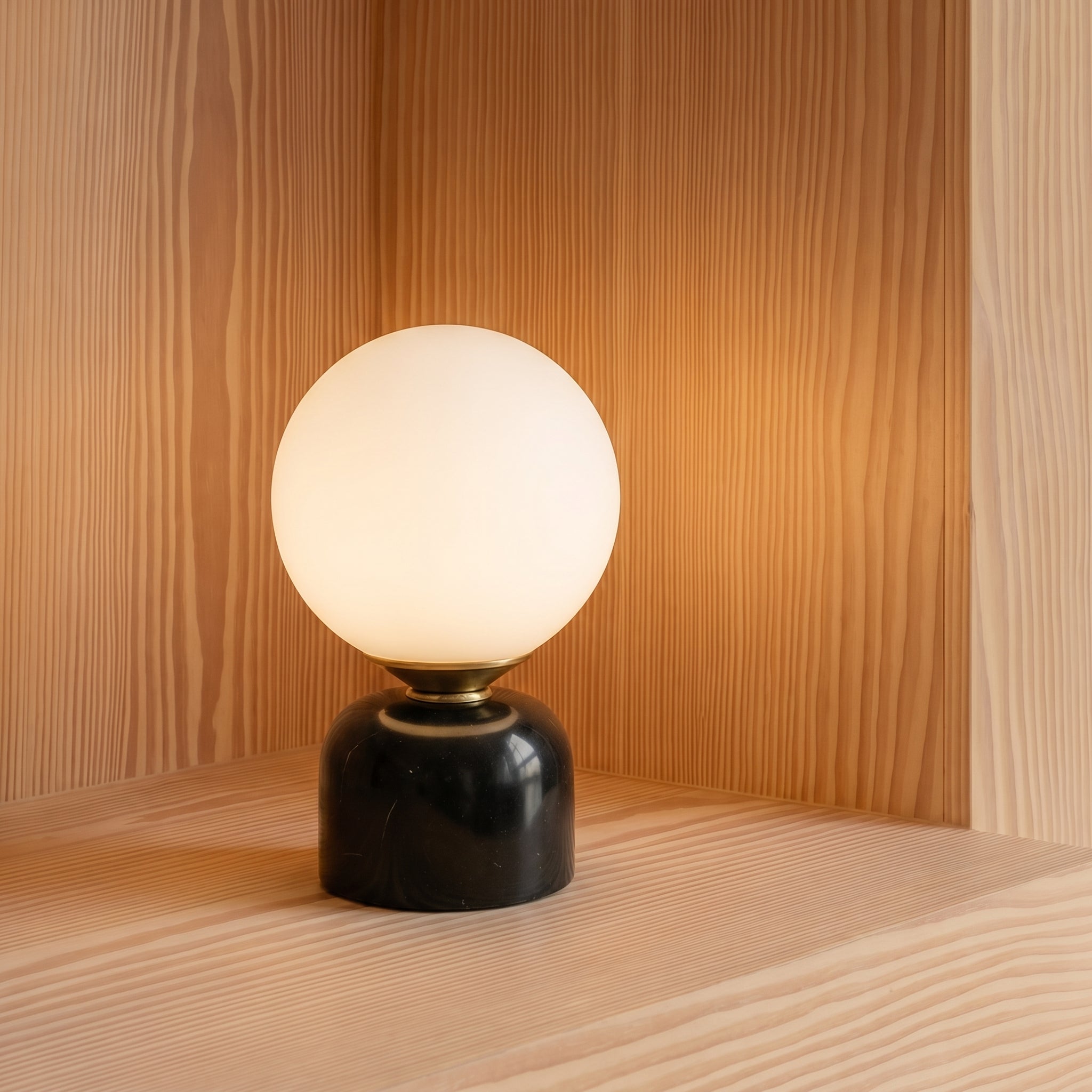 Tafellamp met Marmeren Voet en Matglazen Bol - Warm Wit LED 3000K - Scandinavisch Design voor Nachtkastje | Sansoti