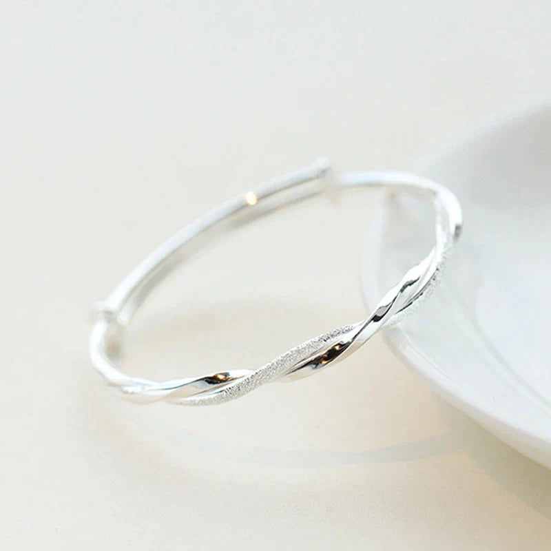 Gevlochten Zilveren Armband – Elegant Damesarmband met Moderne Textuur – Tijdloos Sieraad voor Elke Gelegenheid | Sansoti