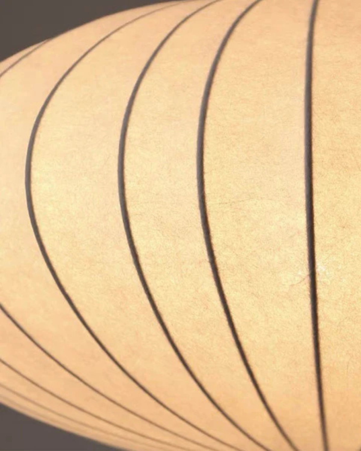 Moderne Ronde Hanglamp Met Geribbelde Kap En Warme Sfeerverlichting | Sansoti