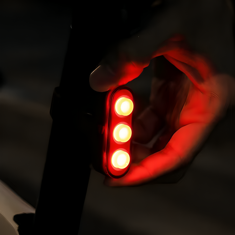Intelligentes Fahrrad-Rücklicht mit Bewegungssensor und 6 LED-Beleuchtungsmodi für sichere Fahrradtouren | Sansoti
