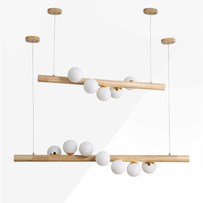 Hängeleuchte Glaskugel mit Deckenbefestigung aus Holz in warmem Walnusston - elegante Ambientebeleuchtung für das Wohnzimmer | Sansoti