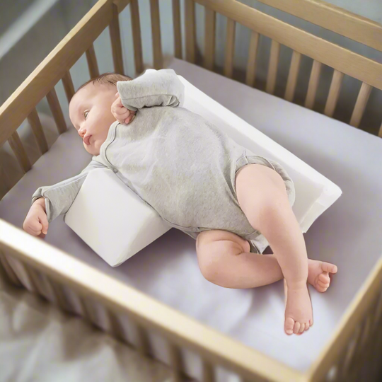 Baby Zijslaap Positiekussen – Driehoekig Antirol Kussen met Verstelbare Breedte – Zacht Memory Foam – Ademend & Wasbaar – Voor Pasgeborenen tot 12 Maanden | Sansoti